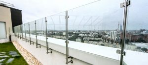 Инновационные решения в производстве стеклянных ограждений на крыши и лестницы